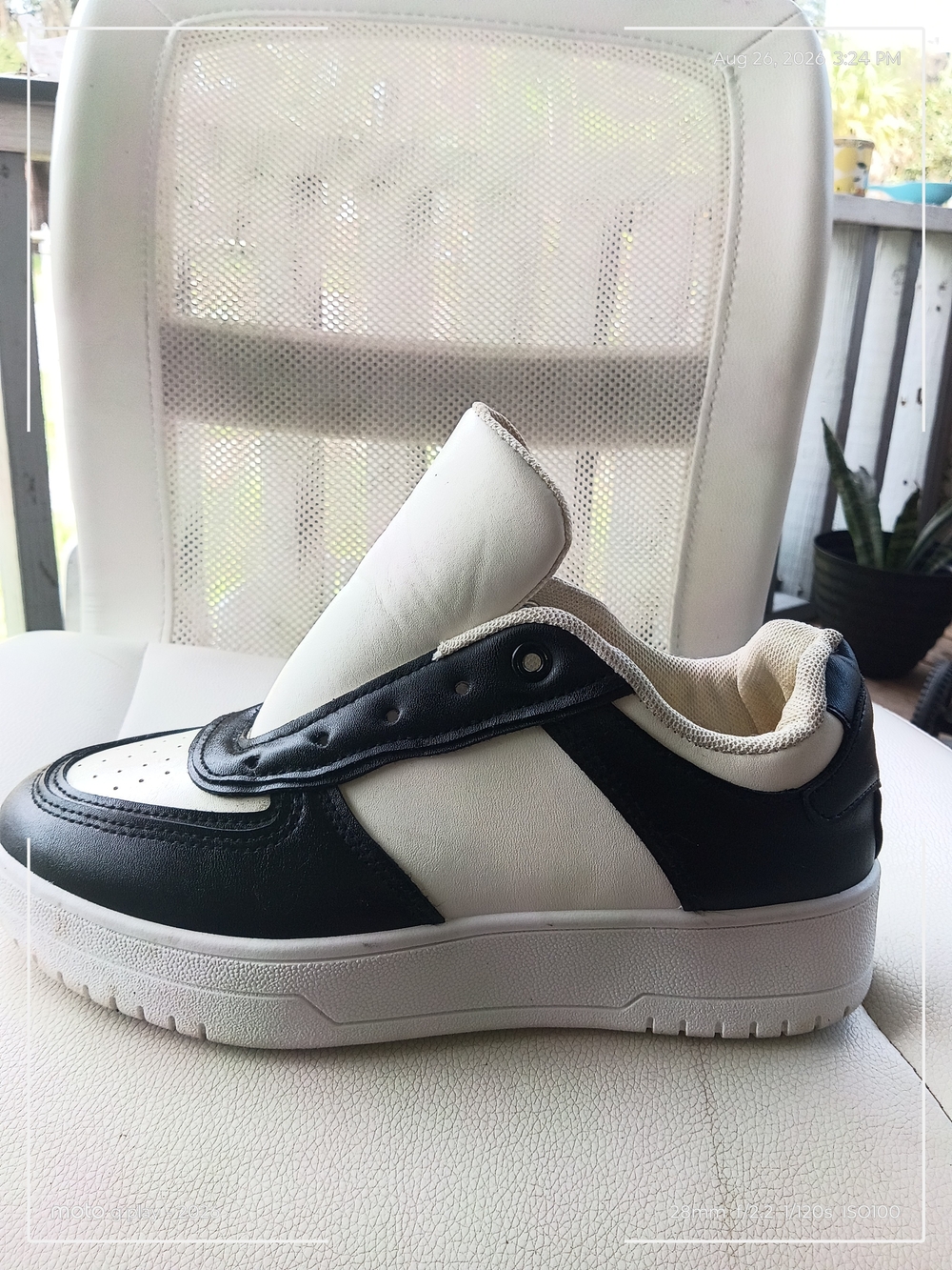 Wild Diva Women's Black and White Low-Top Sneakers